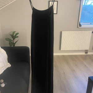 Klänning - svart känning från Nelly som jag använt ett fåtal gånger💕 inge defekter och är i storlek xs men passar xs-s 🤗