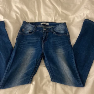Blå bootcut jeans - Snygga blåa jeans, inte mycket utsvängda vid benen men ändå lite. Märket är miss one och står inte storlek men skulle gissa på s/xs. Pris kan diskuteras! 💗