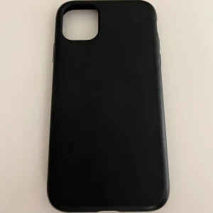 Iphone 11 Skal - Svart skal till iphone 11 med mocka på insidan!💕 Köpt för 300kr! - Oanvänt