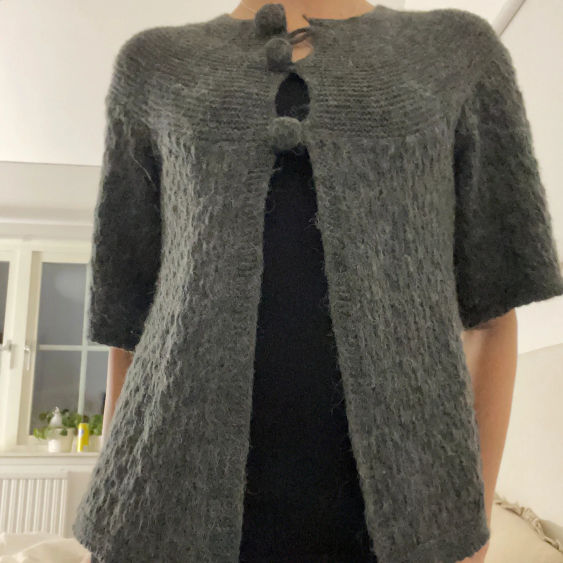 Grå kofta med knappar