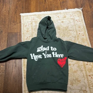 Mörkgrön hoodie med tryck - Säljer en mörkgrön hoodie från Neaux. Perfekt för en avslappnad stil med en stor ficka framtill och en bekväm huva.