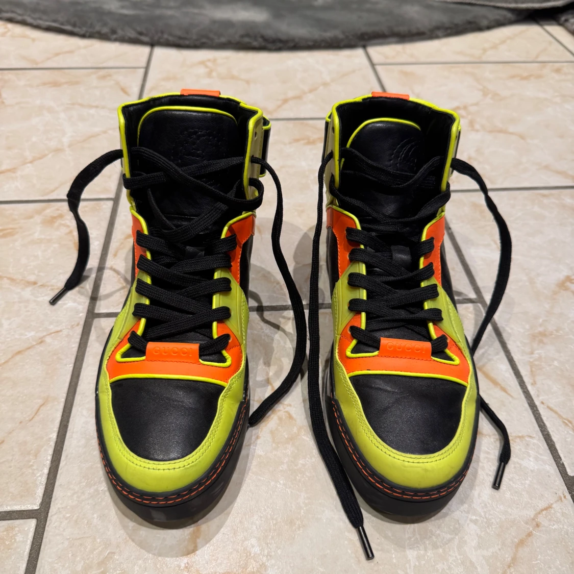 Neon sneakers från Gucci