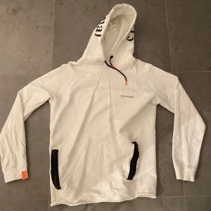 C’est normal hoodie - Säljer en vit hoodie från c’est normal. Tyvärr saknas snörena som ska sitta på dragkedjorna (se bild 3). Det finns även en liten fläck på vänster axel. (Bild 4).