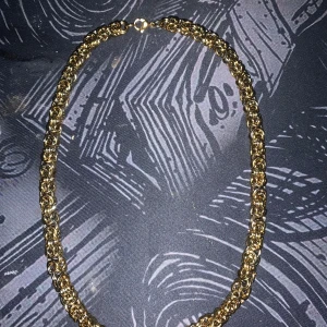 Kejsar halsband (Guld) - Denna kedja är helt ny och säljs då jag inte har på mig den! Den tål vatten extremt bra och passar alla! Den har en unik och elegant look och sticker ut! Storleken är 50cm - 8mm och väger 95g.   För ytligare frågor så är det bara att kontakta mig genom dm!