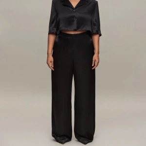 Viscose byxor från Lis Bonne Atelier - Super snygga viscose byxor från Lis Bonne Atelier🔥 ett par festligare byxor! I strl 36! Använda max en gång! Kan köpas med en matchande topp!🔥