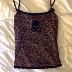 y2k top med leopardmönster - jättefin crop top med leopardmönster, köpte den för någon månad sen, har aldrig haft på mig den förut. Priset kan diskuteras 💕