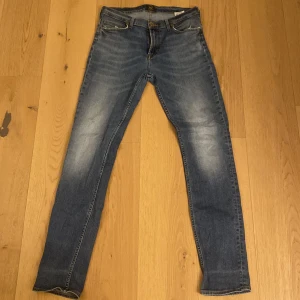 Blå jeansbyxor - Blåa Lee byxor passform slim fit. Använda ett par gånger men inget fel med dem. Har små slitningar som är en del av designen vid fickorna samt knän.
