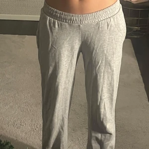 Grå mjukisbyxor från BikBok - Säljer mina mjukisbyxor från Volvon då dom inte används längre. Dom är låga i midjan och vida. Använda 2 ggr