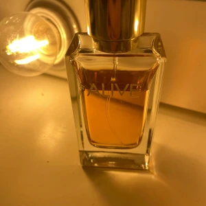 Parfym Alive Hugo boss - Hugo boss parfym. Original pris är runt 650kr för 30 ml. Mer än hälften kvar. Skickat inom en timme om man väljer instabox!