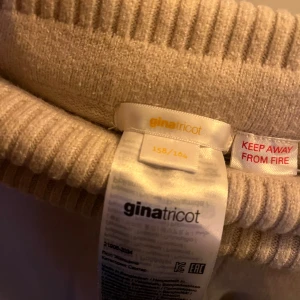 Beige stickade byxor från Gina Tricot - Säljer ett par mysiga beige stickade byxor från Gina Tricot. Byxorna har en  ribbad midja. De är i storlek 158/164 och passar bra för kyligare dagar. Midjan är inte så bred, ser bara ut som de för att den hänger på en galje.