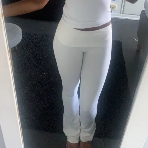 Vita yoga pants  - Säljer ett par vita yoga pants i storlek s från Gina tricot helt nya med prislappen på💗