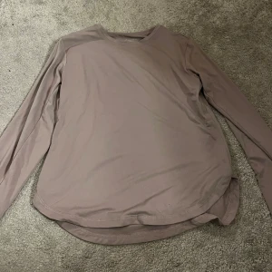 Långärmad tröja  - Säljer en beige/rosa långärmad från stadium💕 Har bara används 1/2 gånger och därför är skicket nästan som nytt, passar som träningströja och en vardagströja. Superskönt material❤️