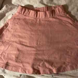 Rosa kjol - Söt rosa kort kjol  perfekt för sommardagar. Kjolen har en enkel design med elastisk midja för bekväm passform. Rensar min garderob! Betalning med Swish eller via köp knappen