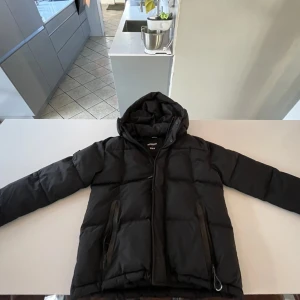 Superdry jacka  - Tjena! Säljer min superdry jacka pga att jag har växt ur den. En väldigt snygg,varm och stor Jacka vilket är perfekt nu inför vintern!  Storlek s 