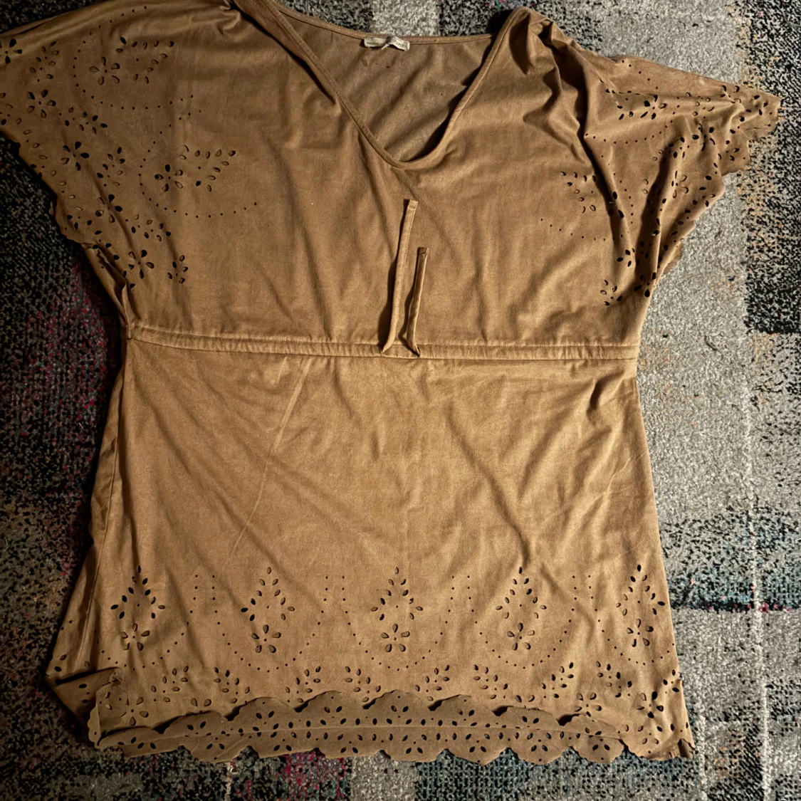 Beige blus med spetsdetaljer