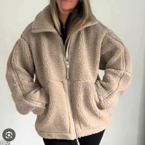  teddyjacka från h&m - Fleece jacka/ Teddy jacka Den är från h&m och är i utmärkt skick Det är i den tjockare modellen och håller än varm och mysig🥰