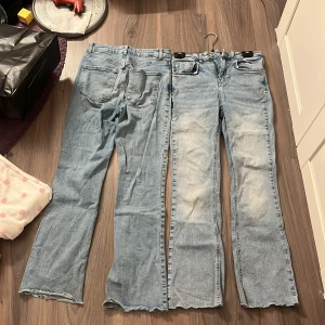 Blå flared jeans från Denim Rebel - Säljer ett par blå jeans från Denim Rebel. De har en klassisk bootcut-stil. (högmidjade men är jättesnygga ändå) 100 kr för båda