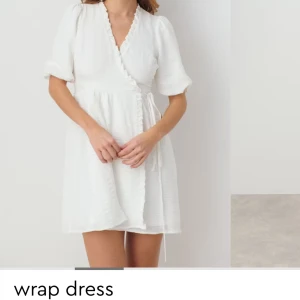 Vit omlottklänning - vit omlottklänning med knytning i midjan och korta ärmar från gina tricot. Änvänd 1 gång. Orginalpris: 499kr❤️
