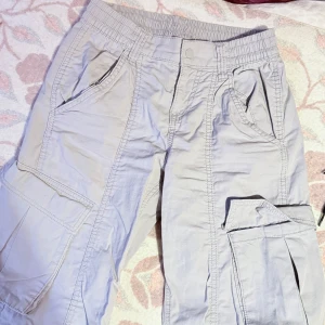 Grå cargo  - Knappt använda, någon fläck bak som jag inte vet om det går bort eller inte. Skrynkliga då dom bara lågit. Passar bra på mig som är 169cm. Brukar ha S-M 