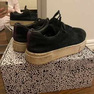 Svarta sneakers från Eytys - Mina fina Eytys skor! Använda men fortfarande i bra skick. NYPRIS 2000. 💋