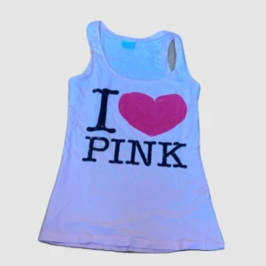 Vintage topp med tryck - Säljer ett vintage linne i svart och rosa. Perfekt för en vintage look.