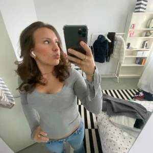 Gina Jeans - Säljer low straight jeans från Gina med slitsar