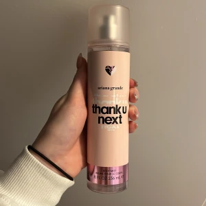 Thank U Next Body Mist från Ariana Grande - Säljer en body mist från Ariana Grande med doften Thank U Next 236 ml. Oanvänd/full. Passar bra att ha bara den men även att använda som layer till andra parfymer. Kostar 175-229kr original pris, kan tänka mig gå ner vid snabba köp