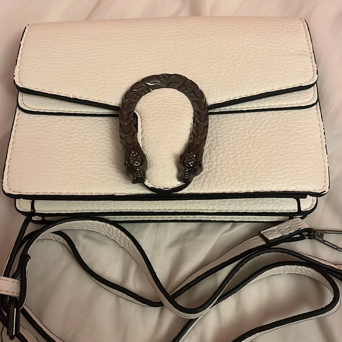 Vit axelväska med ormsmycke