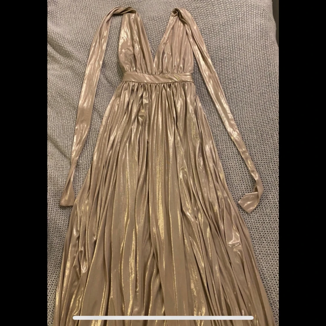 Guld metallic långklänning från Goddiva - 92