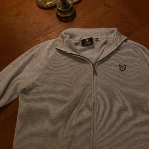Grå zip up från Lyle & Scott - Säljer en grå zip up från lyle & scott. Väldigt skönt material som funkar året runt. Hör av er om ni har några frågor eller prisförslag. 