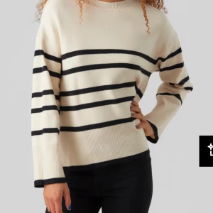 Stickad tröja - Säljer denna jättefina finstickade tröjan från vero moda! Den är i jättefint skick i stl xs, och den är i ett jätteskönt material😍 hör av er vid frågor och liknande🥰