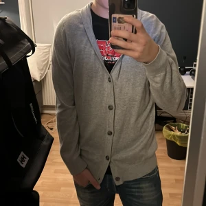 Stickad cardigan  - Säljer en stilren grå kofta med knappar framtill. Nästan oanvänd. Skick 9/10. Hör av dig för mer frågor!!