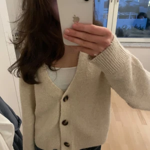 Beige kofta från Zara - Mysig beige kofta från Zara med knappar framtill. Använd en gång och inga defekter💕💕