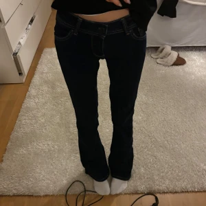Lågmidjade jeans  - Lågmidjade bootcut jeans från Pepe Jeans. Modellen är midwaist men jag har sytt dem så de ska bli mer lågmidjade, det är dock enkelt att sprätta upp om man själv vill. Använda fåtal gånger🌟 Mått: midja 32cm, midjehöjd 18cm, innerbenslängd 78cm🩷