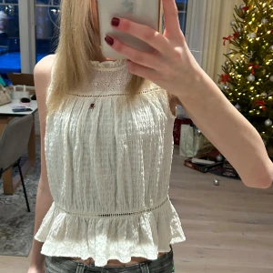 Vit Spetstopp  - Från zara barn och passar storlek xs🥰inga defekter och sparsamt använd 