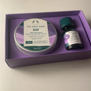 Sweet Dreams Discovery Kit från The Body Shop - Upptäck Sweet Dreams Discovery Kit från The Body Shop. Innehåller Sleep Bedtime Balm och Sleep Essential Oil Blend med lavendel och vetiver. Perfekt för en avslappnande kvällsrutin.