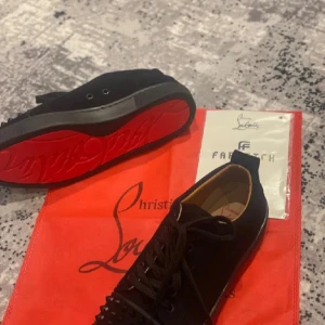 Christian Louboutin  - Säljer ett par svarta loubs i storlek 41. Dem är helt nya och kvitto+ dustbag ingår. Dessa är ett par svarta louboutins med svarta nitar