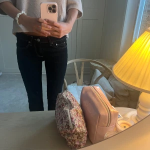 Svarta jeans med bootcut - Snygga svarta bootcut jeans med låg midja💕💕