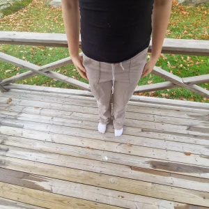 Beige mjukisbyxor - Snygga beige mjukisbyxor med praktiska fickor och snörning i midjan. Perfekta för en avslappnad stil och bekväma att bära hela dagen. Sparsamt använda 