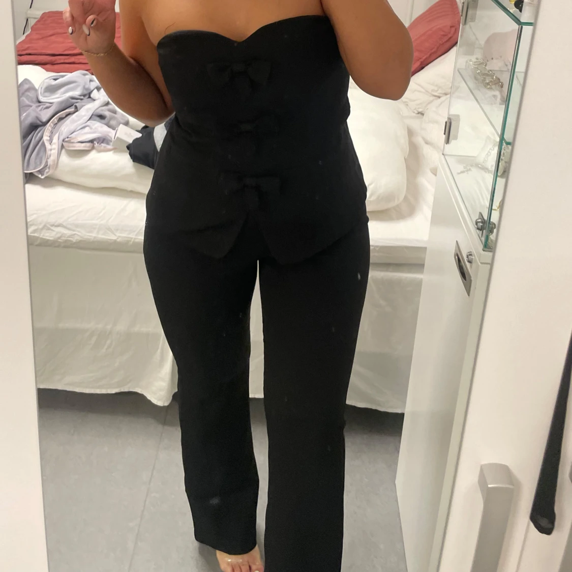 Svart byxdress med rosetter - 90