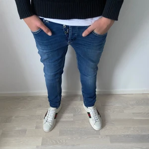 Dondup George  - Tja! Säljer ett par Dondup George jeans i fint skick. Lappen inuti är avklippt men storleken är W30. Midja 37cm, längd 100cm. Hör av dig vid frågor eller funderingar!