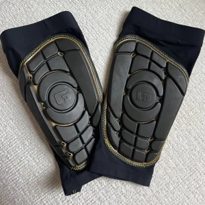 Benskydd Fotboll - Bara använda fåtal gånger så in princip nyskick. Nypris: 900