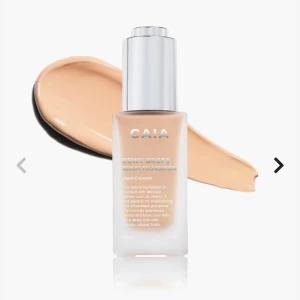 CAIA Dewy Drops Serum Foundation - CAIA Dewy Drops Serum Foundation i nyansen 20W. Denna foundation innehåller vitamin E och glycerin för en återfuktande effekt och ger en naturlig, fräsch finish. Perfekt för en daggig look.