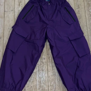 Skid/snowboard byxor från ”arsenic anywhere” - Helt oanvända skid/snowboardbyxor från ”arsenic anywhere”. Nypris på byxorna är 2800kr + frakt. Byxorna är i storlek ”L” och har en elastisk midja samt flera praktiska fickor. Byxorna har en baggy passform och är perfekta för skidåkning.