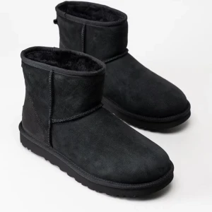 Ugg - Säljer ett par svarta äkta uggs. Köpte förra året men knappt använd så fortfarande väldigt bra skick. Köpt för 2100kr pris går att diskutera vid snabb affär