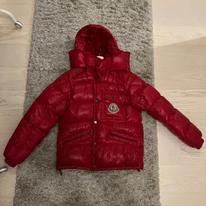 Moncler K2 dunjacka - Moncler K2 Jacka, köpt från KaspersHeat. För övrigt bra skick, finns tecken på användning. En av de äldre modellerna. Dessvärre har bilden på insidan slitits av, kommer vid sidan om, (se bild). 