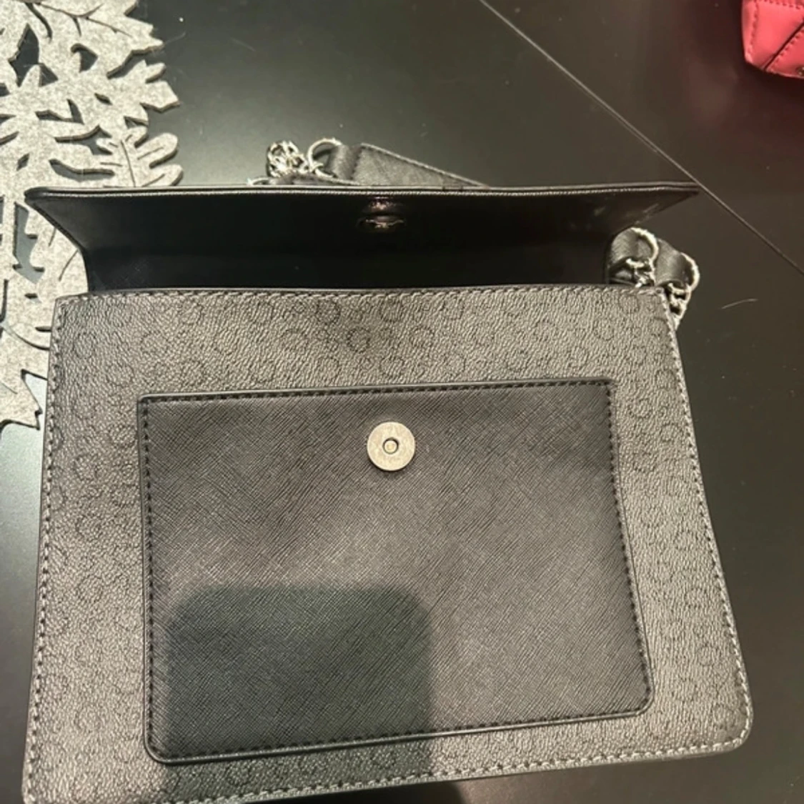 Svart axelväska från Guess - 92