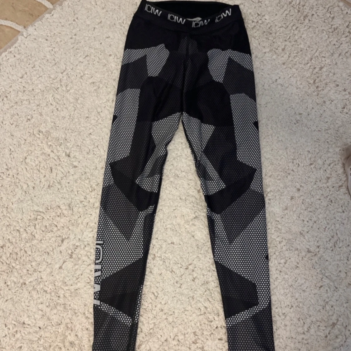 Svarta och grå leggings från ICW
