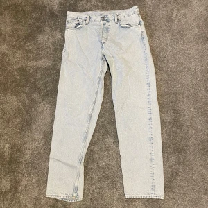 Weekday barrel jeans - Säljer ett par ljusblå jeans från Weekday i modellen Barrel Relaxed Tapered. Använt skick men inga tydliga defekter. 