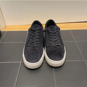 Marinblå  sneakers från Vagabond - Snygga marinblå sneakers från Vagabond i mocka med vit sula. Perfekta för en stilren look. Skorna har klassisk snörning och en bekväm passform.